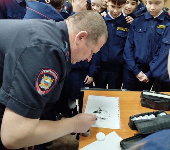 Пятиклассники образовательного центра № 3 «Созвездие» г. Вольска стали гостями полицейских, которые подготовили для них насыщенную программу Пятиклассники образовательного центра № 3 «Созвездие» г. Вольска стали гостями полицейских, которые подготовили для них насыщенную программу