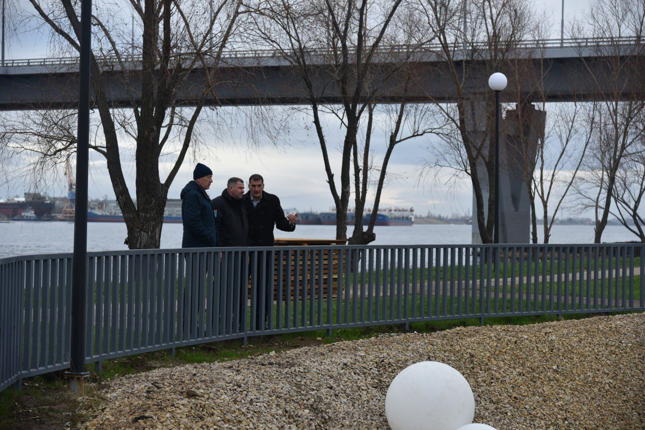 В сквере на Братьев Захаровых закончили укладывать плитку В сквере на Братьев Захаровых закончили укладывать плитку