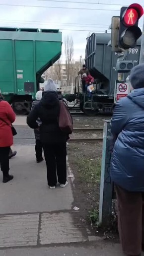 Читатель сообщает, что в Саратове пешеходам преградил путь поезд