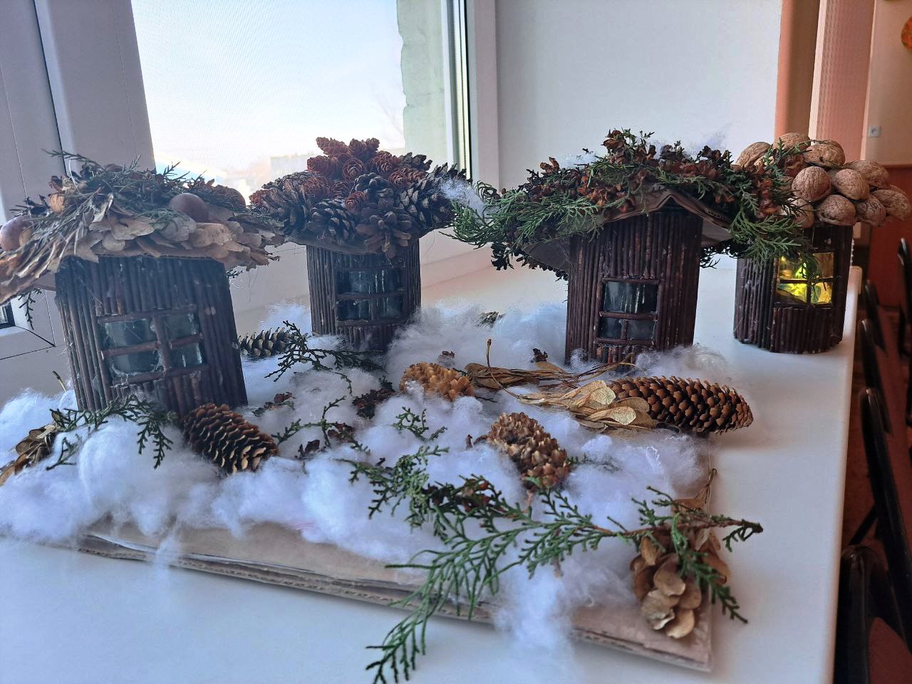 Новогодний лесной домик мастерили получатели услуг Гагаринского района