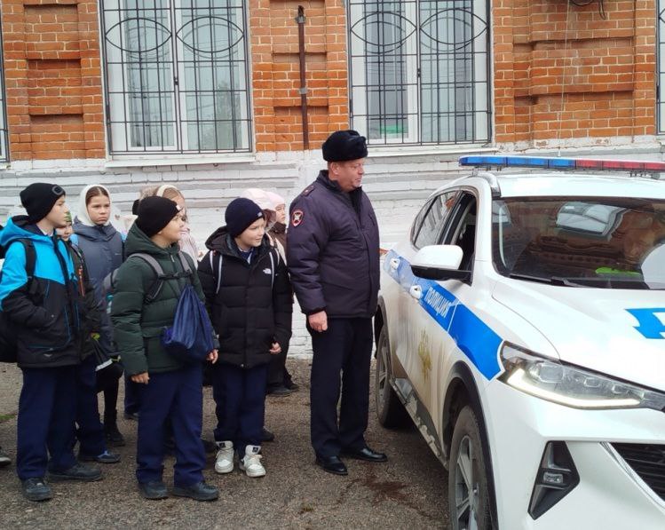 Пятиклассники образовательного центра № 3 «Созвездие» г. Вольска стали гостями полицейских, которые подготовили для них насыщенную программу Пятиклассники образовательного центра № 3 «Созвездие» г. Вольска стали гостями полицейских, которые подготовили для них насыщенную программу