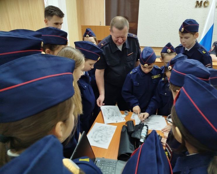 Пятиклассники образовательного центра № 3 «Созвездие» г. Вольска стали гостями полицейских, которые подготовили для них насыщенную программу Пятиклассники образовательного центра № 3 «Созвездие» г. Вольска стали гостями полицейских, которые подготовили для них насыщенную программу