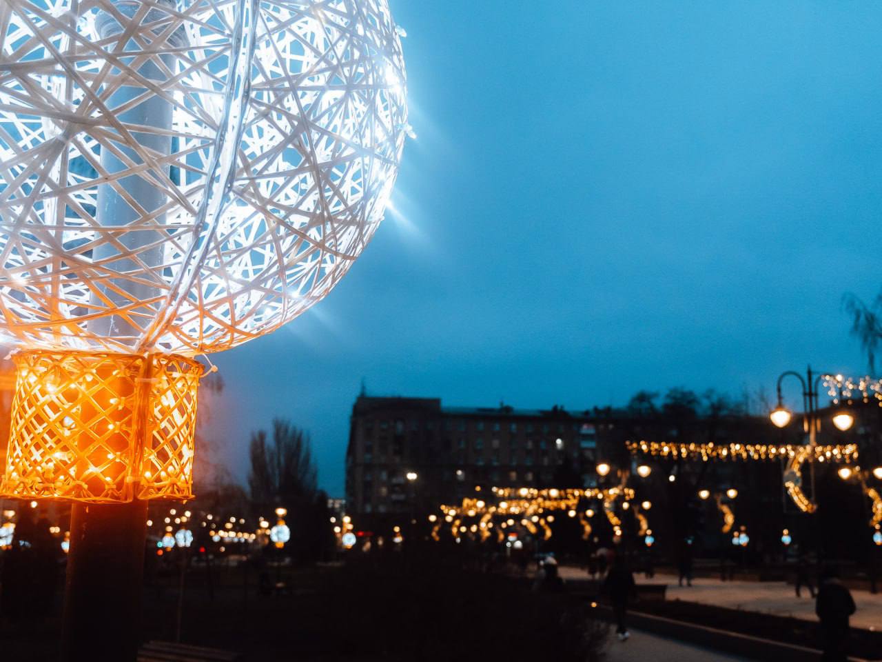 Сегодня наш маленький пушистый инспектор снова вышел на проверку, внимательно осмотрел огни, подошел к каждому украшению и даже сделал пару пауз, чтобы насладиться атмосферой Сегодня наш маленький пушистый инспектор снова вышел на проверку, внимательно осмотрел огни, подошел к каждому украшению и даже сделал пару пауз, чтобы насладиться атмосферой