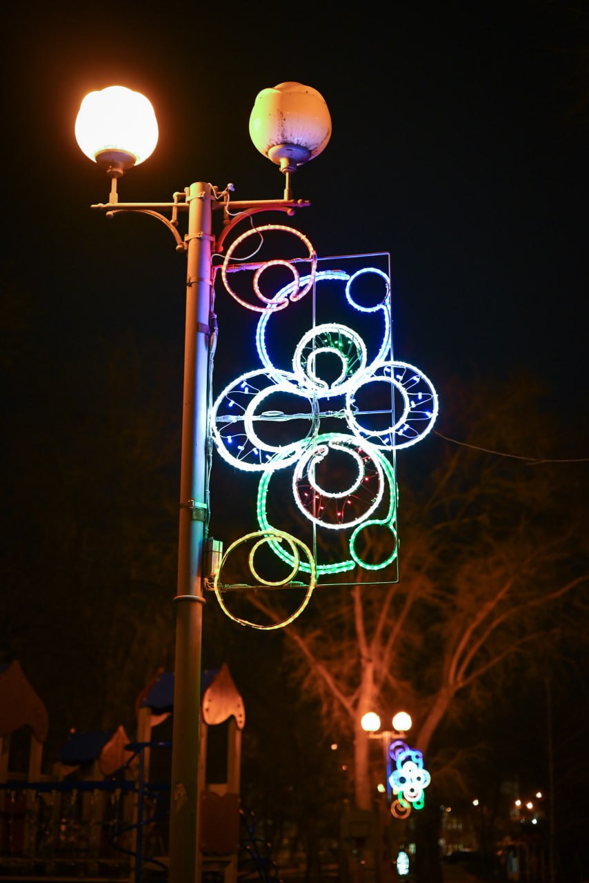 В преддверии новогодних праздников наш город традиционно преображается В преддверии новогодних праздников наш город традиционно преображается