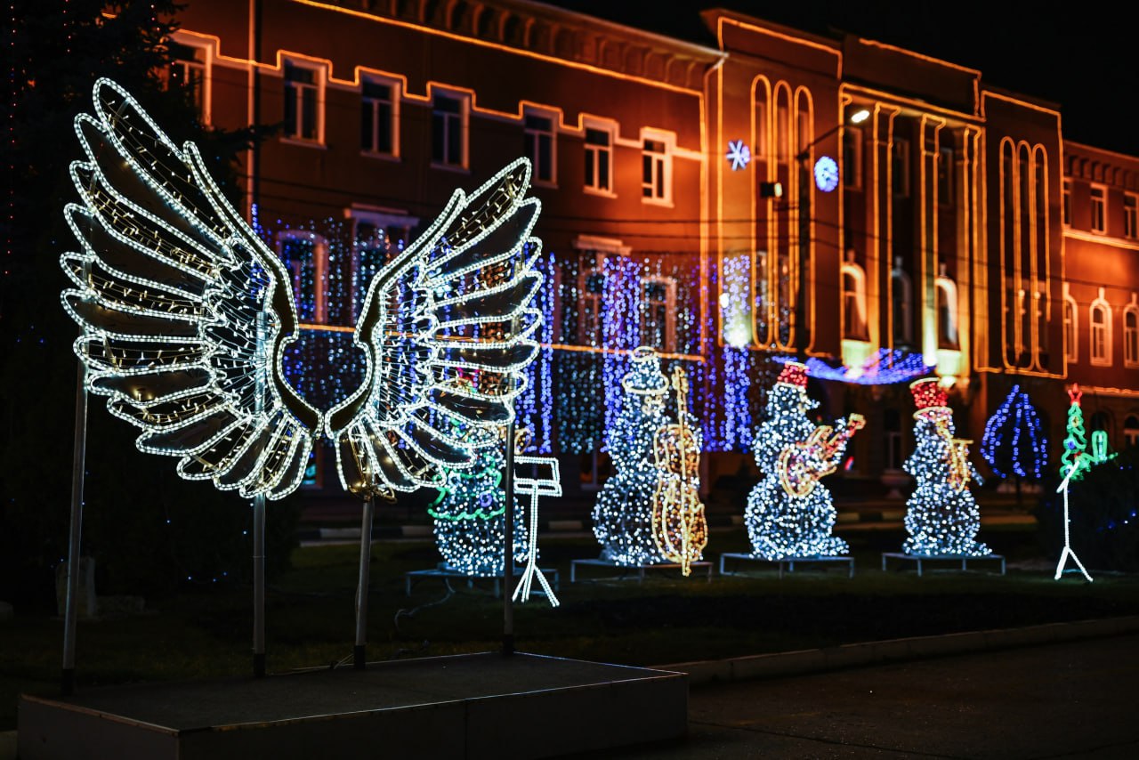 В преддверии новогодних праздников наш город традиционно преображается В преддверии новогодних праздников наш город традиционно преображается