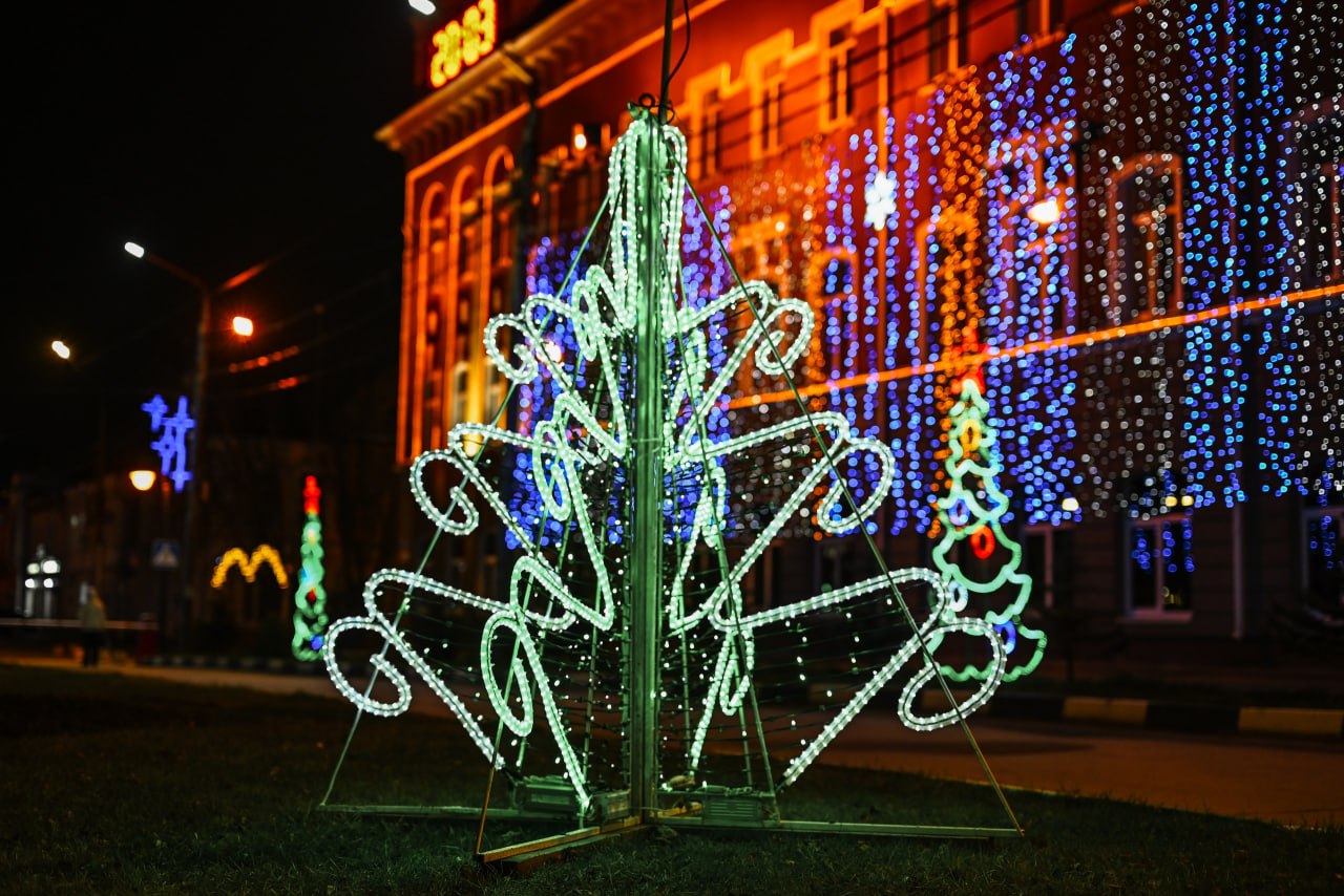 В преддверии новогодних праздников наш город традиционно преображается В преддверии новогодних праздников наш город традиционно преображается