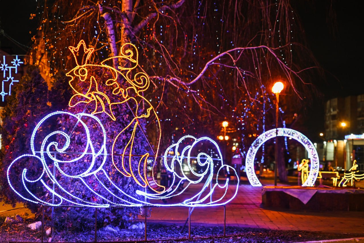 В преддверии новогодних праздников наш город традиционно преображается В преддверии новогодних праздников наш город традиционно преображается