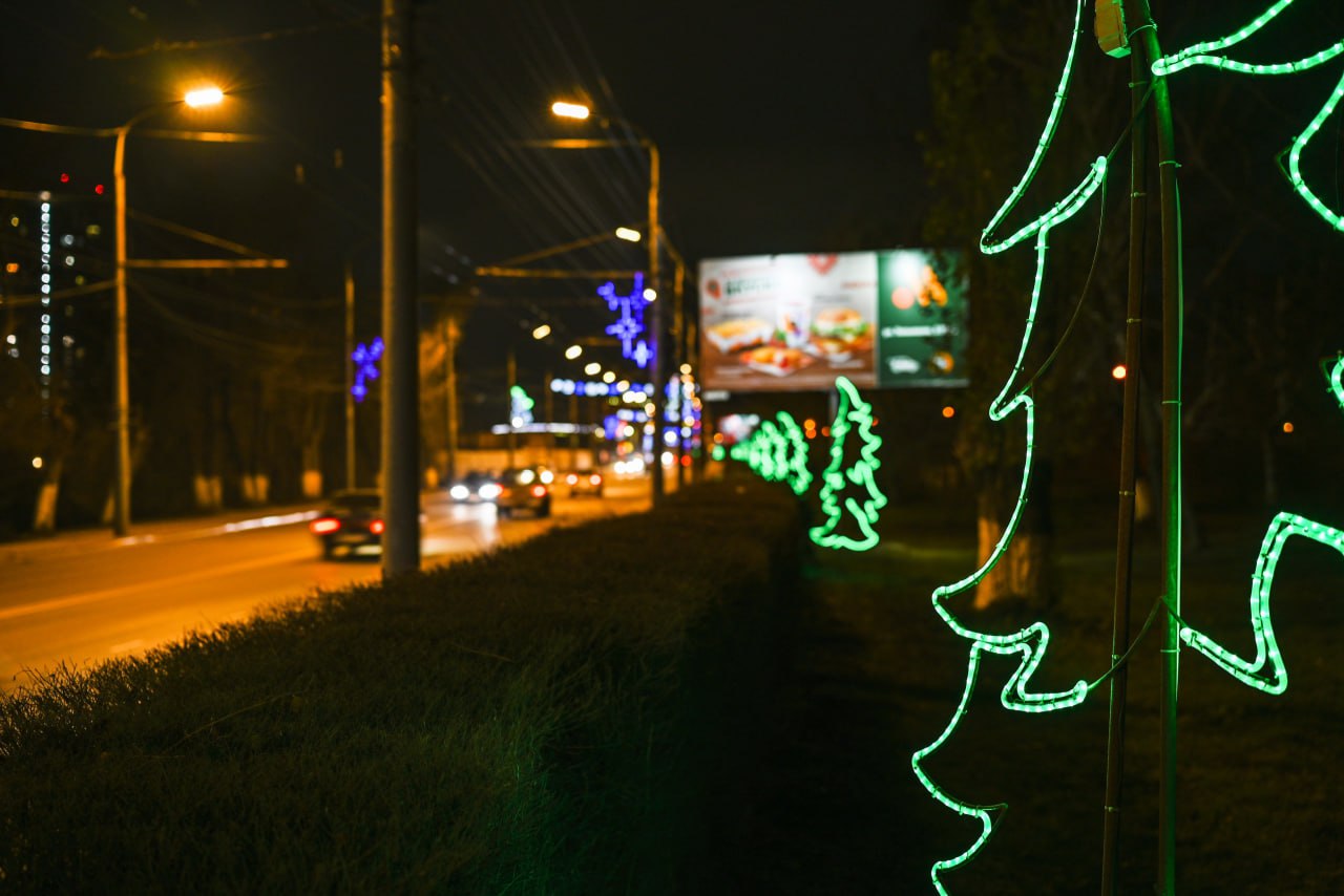 В преддверии новогодних праздников наш город традиционно преображается В преддверии новогодних праздников наш город традиционно преображается