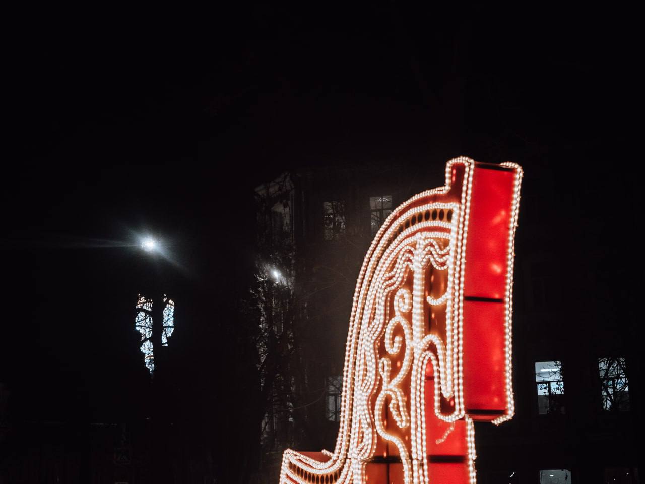 Сегодня наш маленький пушистый инспектор снова вышел на проверку, внимательно осмотрел огни, подошел к каждому украшению и даже сделал пару пауз, чтобы насладиться атмосферой Сегодня наш маленький пушистый инспектор снова вышел на проверку, внимательно осмотрел огни, подошел к каждому украшению и даже сделал пару пауз, чтобы насладиться атмосферой