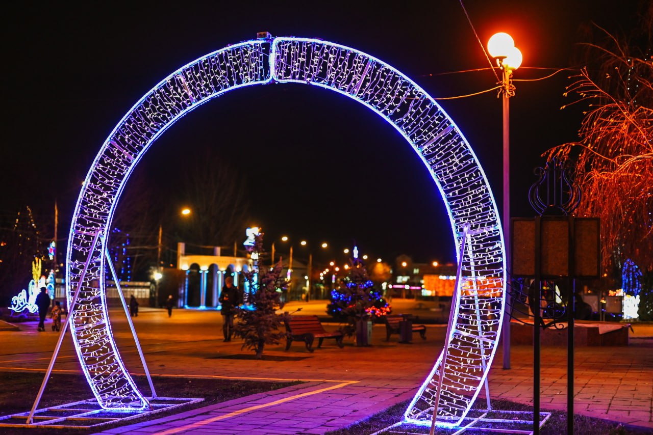 В преддверии новогодних праздников наш город традиционно преображается В преддверии новогодних праздников наш город традиционно преображается