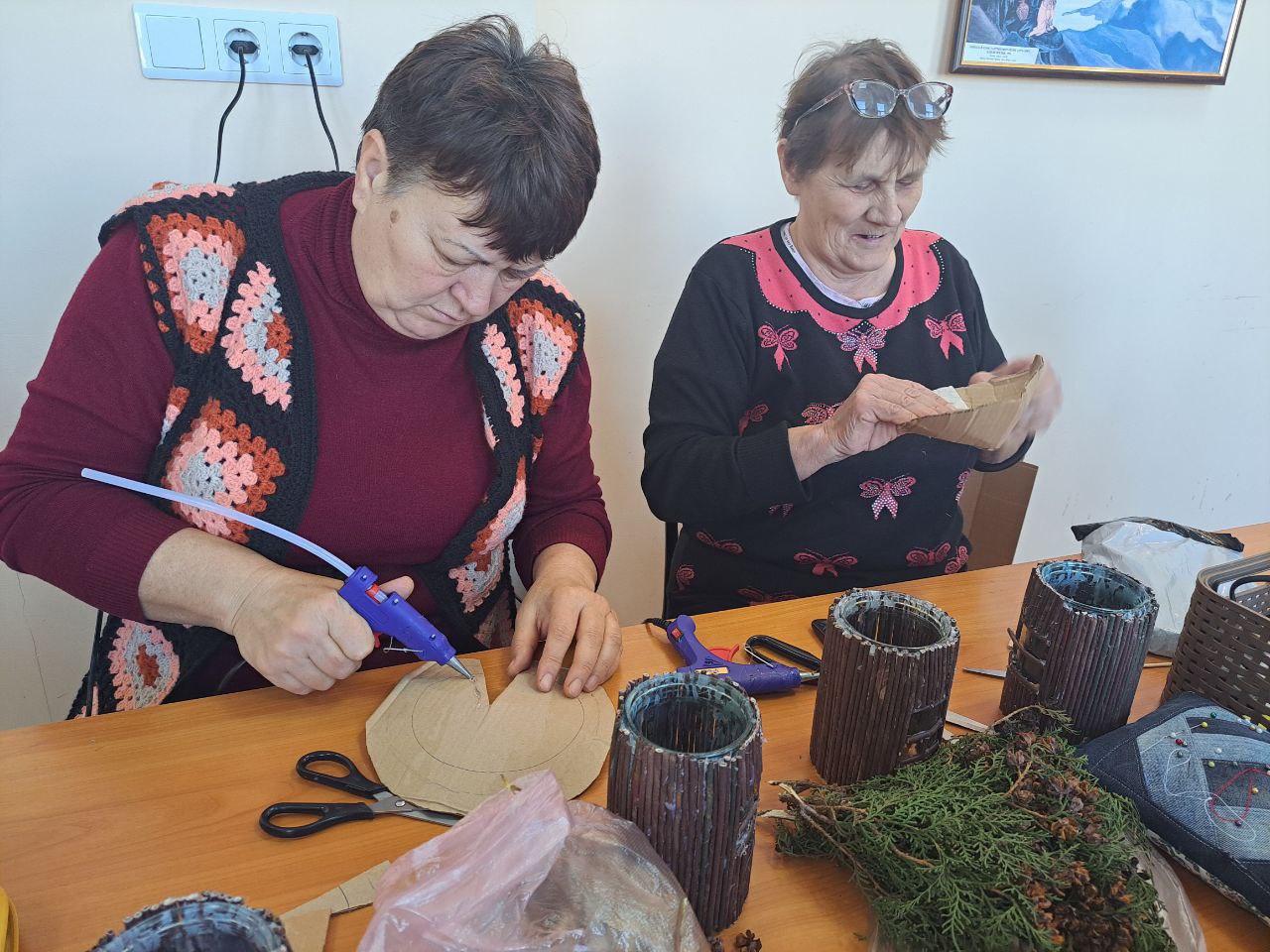 Новогодний лесной домик мастерили получатели услуг Гагаринского района Новогодний лесной домик мастерили получатели услуг Гагаринского района