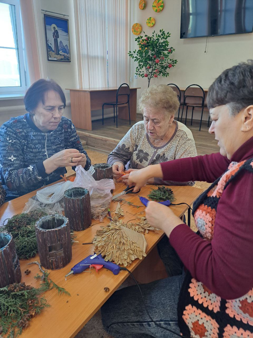 Новогодний лесной домик мастерили получатели услуг Гагаринского района Новогодний лесной домик мастерили получатели услуг Гагаринского района