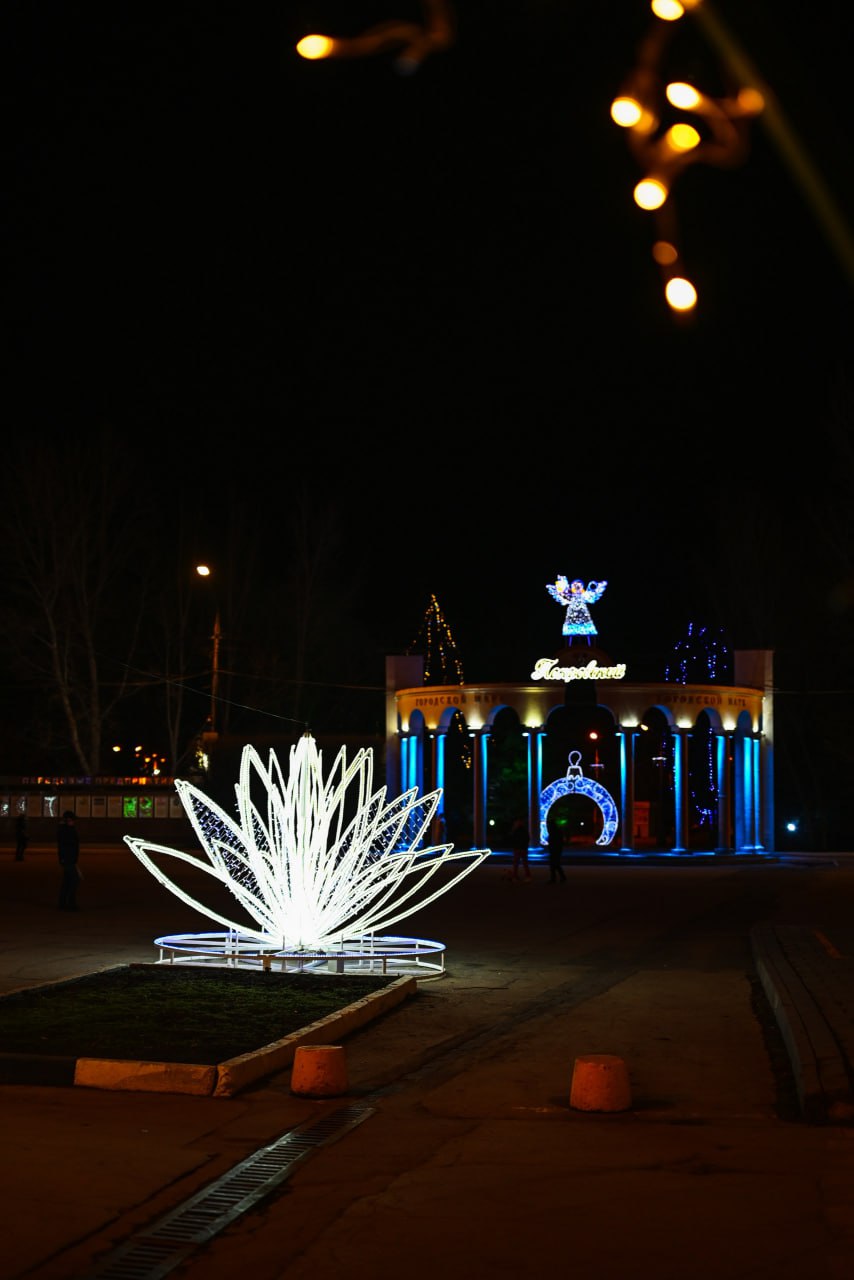 В преддверии новогодних праздников наш город традиционно преображается В преддверии новогодних праздников наш город традиционно преображается