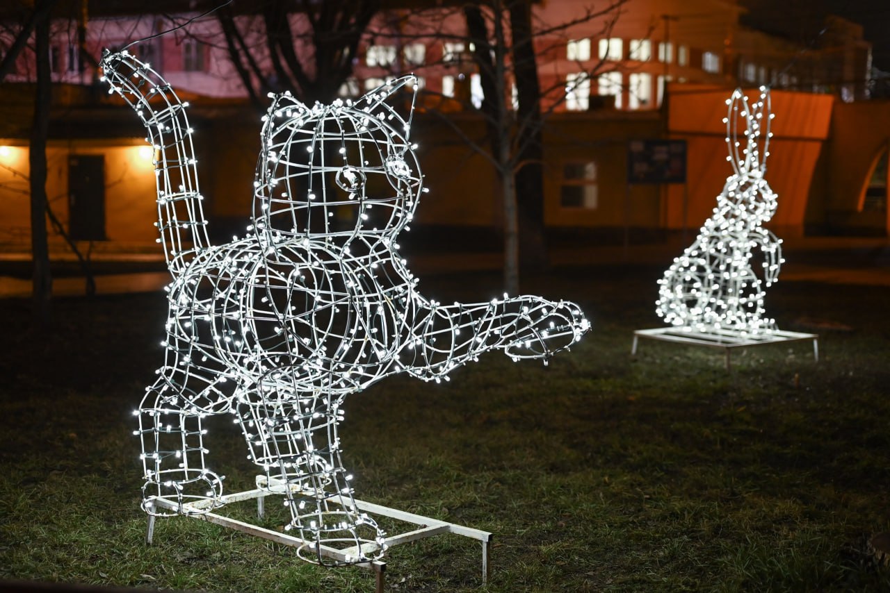 В преддверии новогодних праздников наш город традиционно преображается В преддверии новогодних праздников наш город традиционно преображается