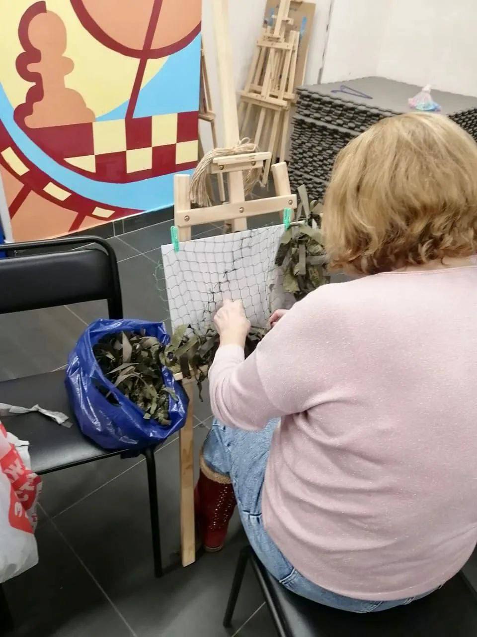 В клубе «Праздничный Саратов» состоялся мастер-класс по плетению нашлемников для военнослужащих В клубе «Праздничный Саратов» состоялся мастер-класс по плетению нашлемников для военнослужащих