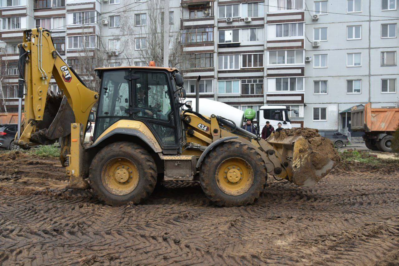 Осмотрели ход работ по благоустройству двора на улице Братьев Захаровых Осмотрели ход работ по благоустройству двора на улице Братьев Захаровых