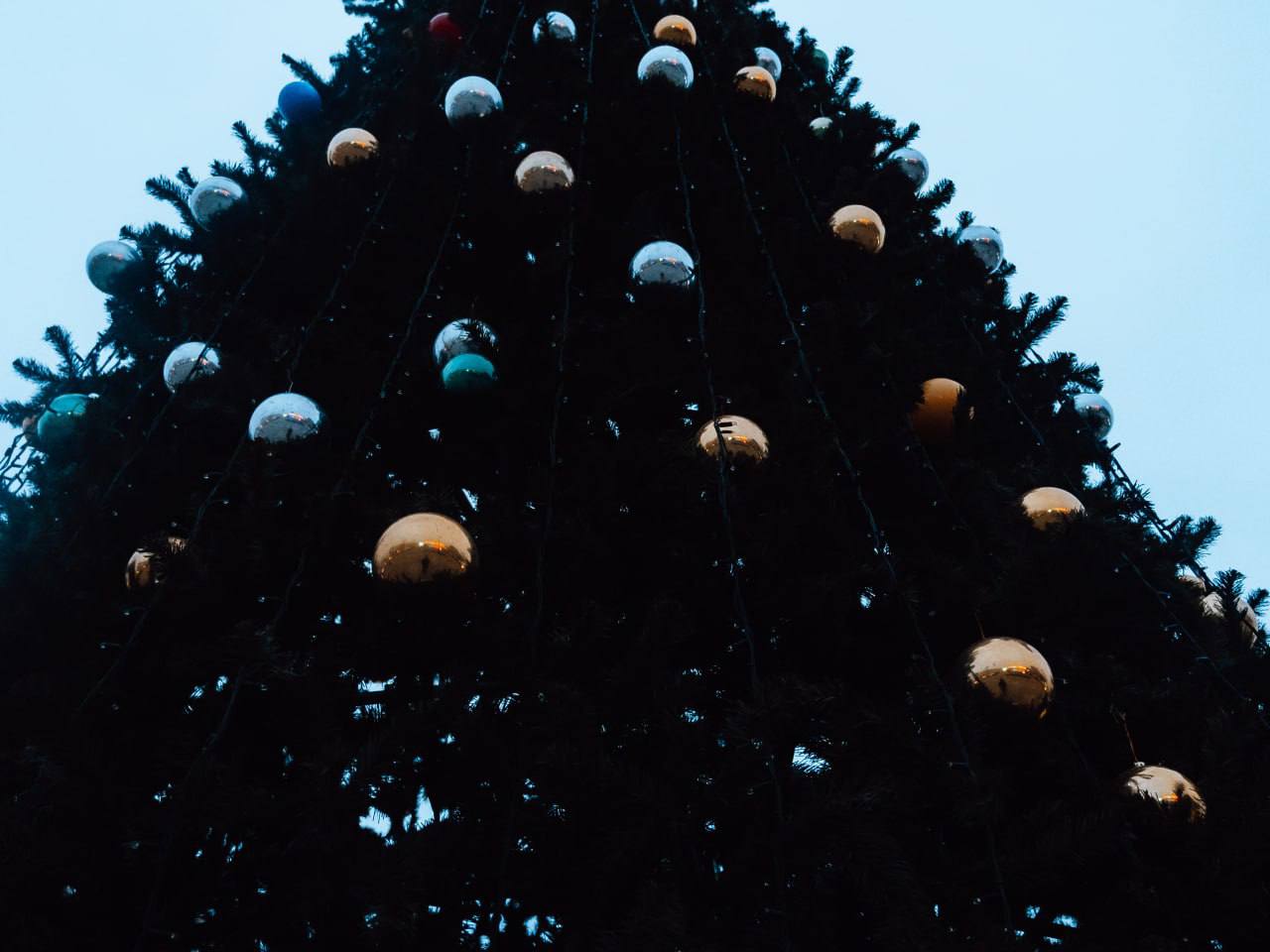 Магия зимнего вечера: мягкий свет фонарей и спокойствие любимых улиц Магия зимнего вечера: мягкий свет фонарей и спокойствие любимых улиц