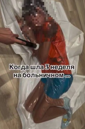 Мать «вакуумировала» сына в пакете для вещей, снимая это на камеру