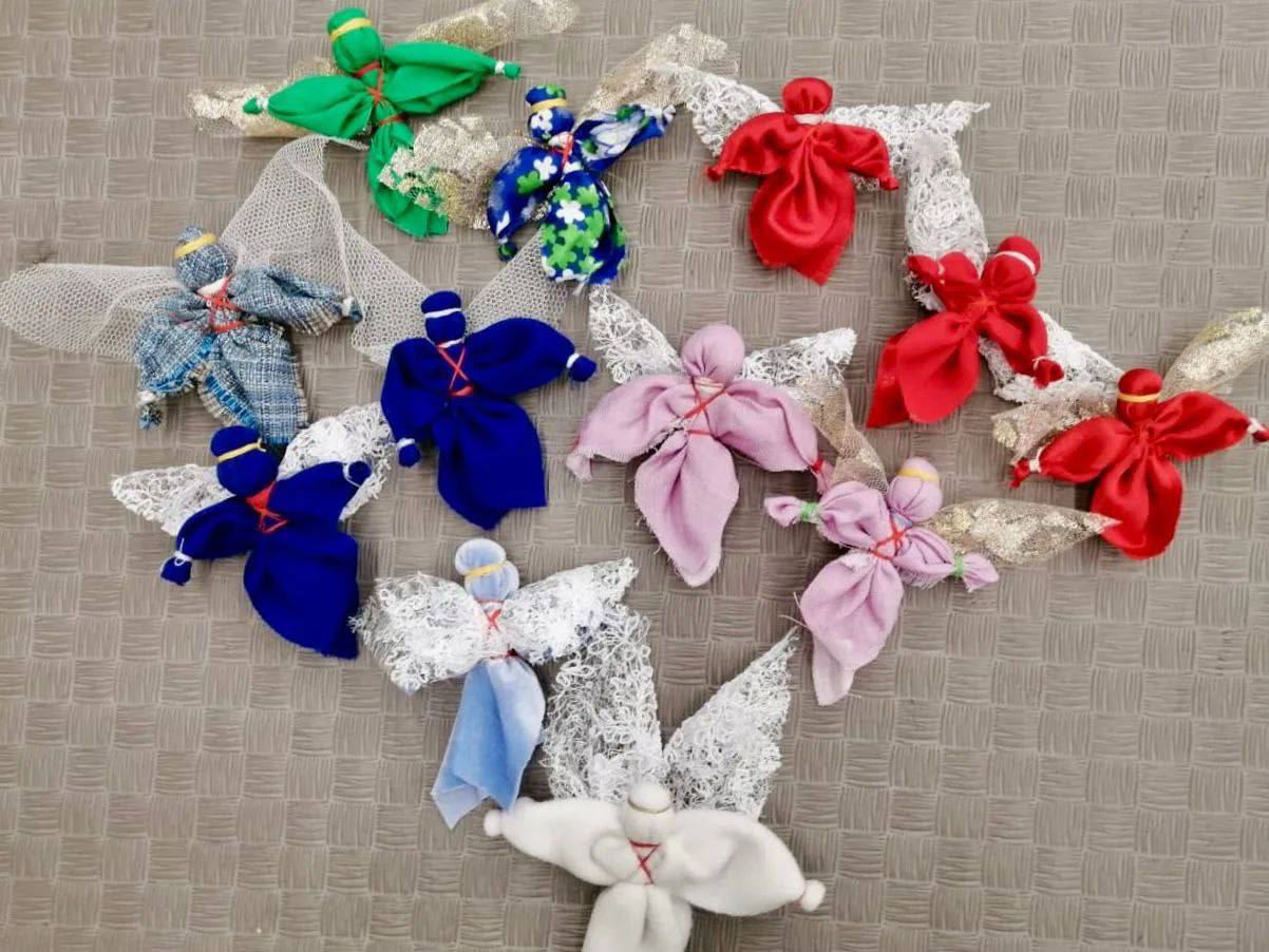 В клубе «Праздничный Саратов» состоялся мастер-класс по плетению нашлемников для военнослужащих В клубе «Праздничный Саратов» состоялся мастер-класс по плетению нашлемников для военнослужащих