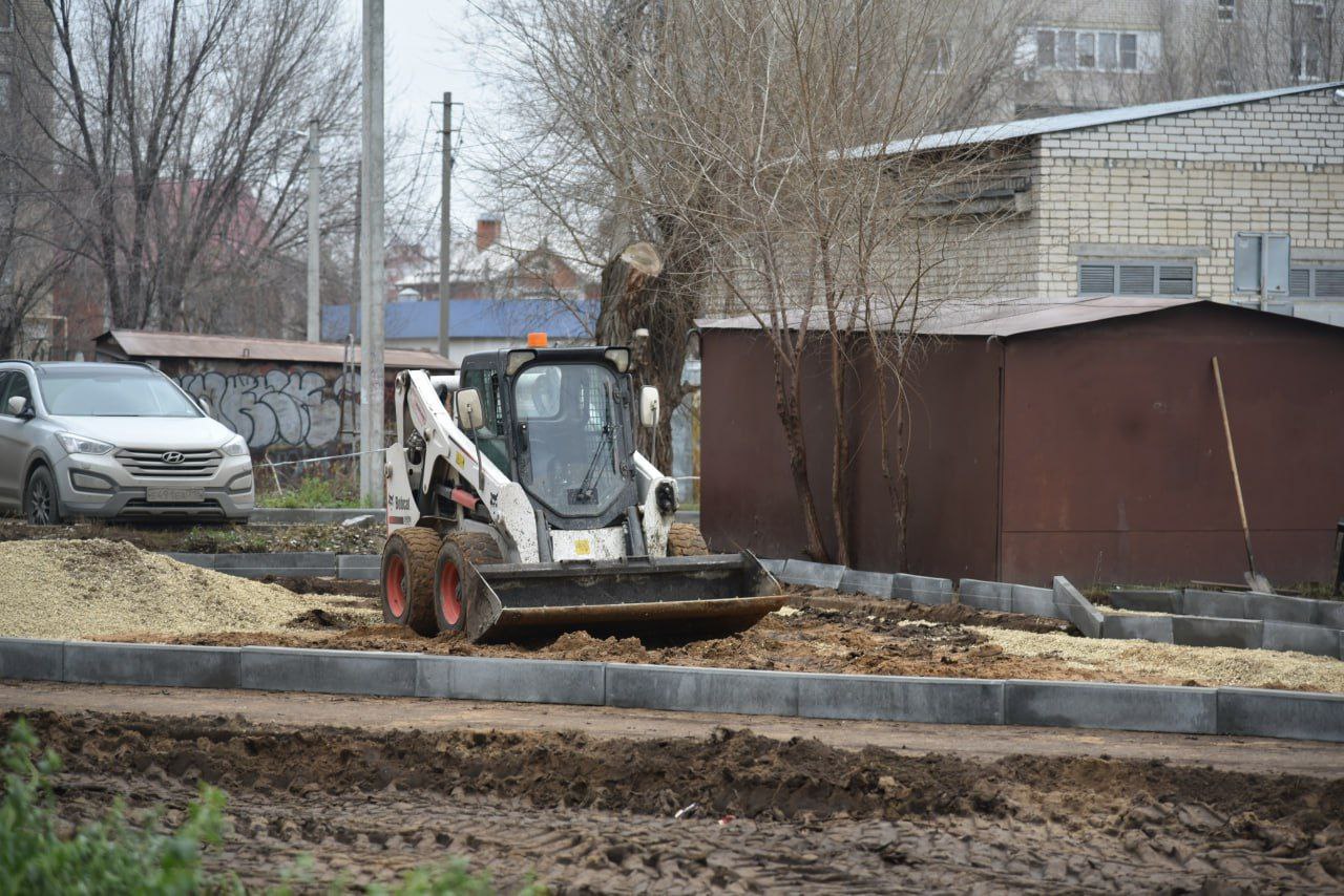 Осмотрели ход работ по благоустройству двора на улице Братьев Захаровых Осмотрели ход работ по благоустройству двора на улице Братьев Захаровых