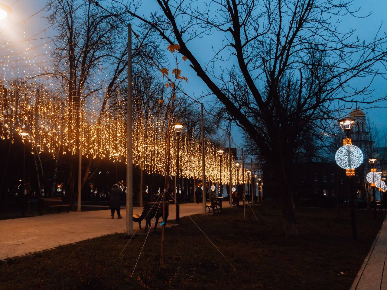 Магия зимнего вечера: мягкий свет фонарей и спокойствие любимых улиц