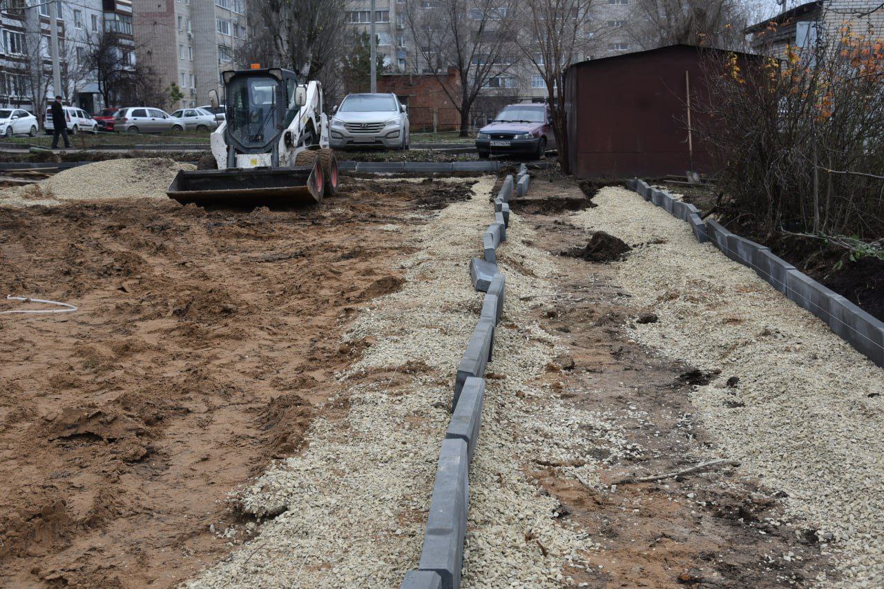 Осмотрели ход работ по благоустройству двора на улице Братьев Захаровых Осмотрели ход работ по благоустройству двора на улице Братьев Захаровых