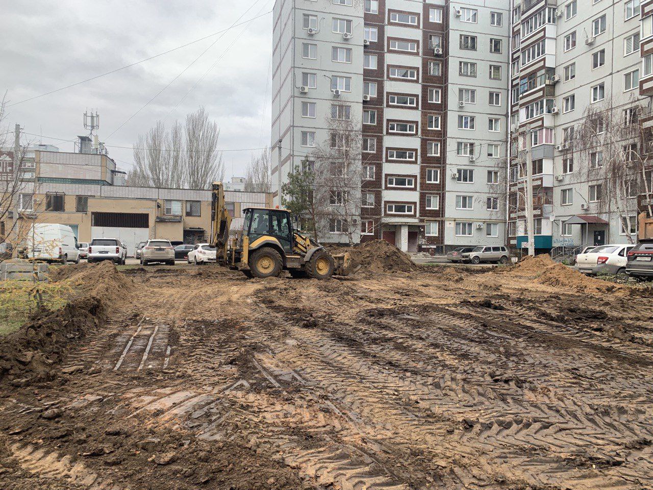 Осмотрели ход работ по благоустройству двора на улице Братьев Захаровых Осмотрели ход работ по благоустройству двора на улице Братьев Захаровых