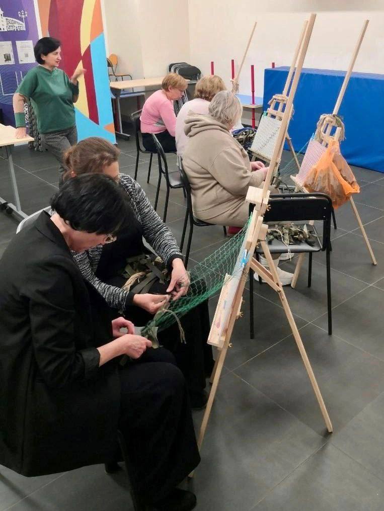 В клубе «Праздничный Саратов» состоялся мастер-класс по плетению нашлемников для военнослужащих