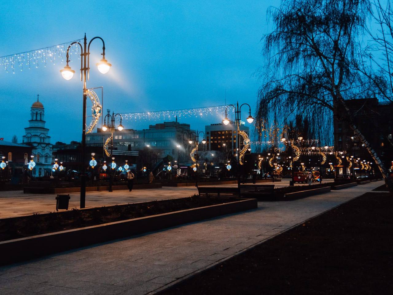Магия зимнего вечера: мягкий свет фонарей и спокойствие любимых улиц Магия зимнего вечера: мягкий свет фонарей и спокойствие любимых улиц