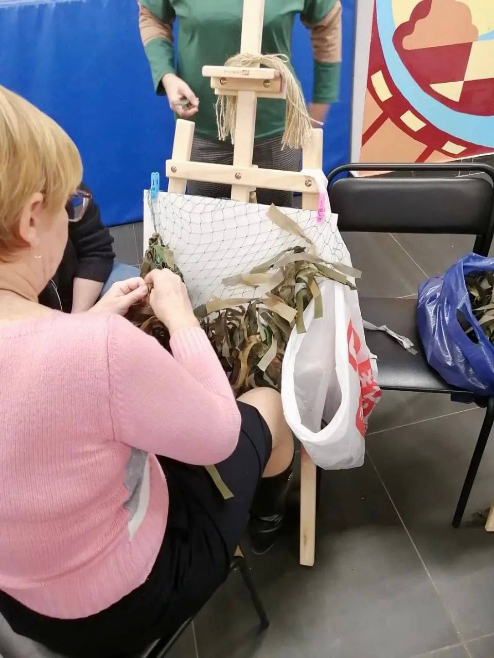 В клубе «Праздничный Саратов» состоялся мастер-класс по плетению нашлемников для военнослужащих В клубе «Праздничный Саратов» состоялся мастер-класс по плетению нашлемников для военнослужащих