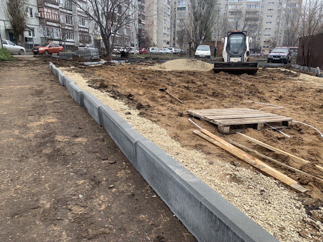 Осмотрели ход работ по благоустройству двора на улице Братьев Захаровых Осмотрели ход работ по благоустройству двора на улице Братьев Захаровых