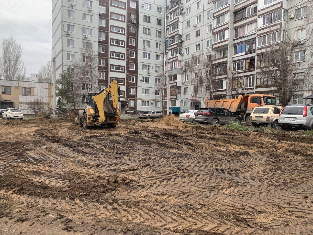 Осмотрели ход работ по благоустройству двора на улице Братьев Захаровых Осмотрели ход работ по благоустройству двора на улице Братьев Захаровых