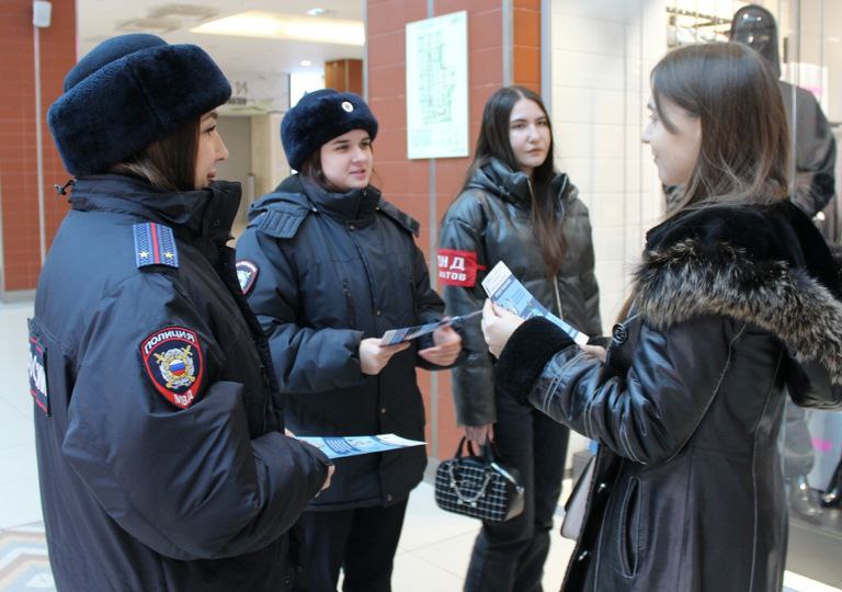 #ВБезопасности!. Полицейские и дружинники рассказали жителям Саратова, как защититься от мошенников #ВБезопасности!. Полицейские и дружинники рассказали жителям Саратова, как защититься от мошенников