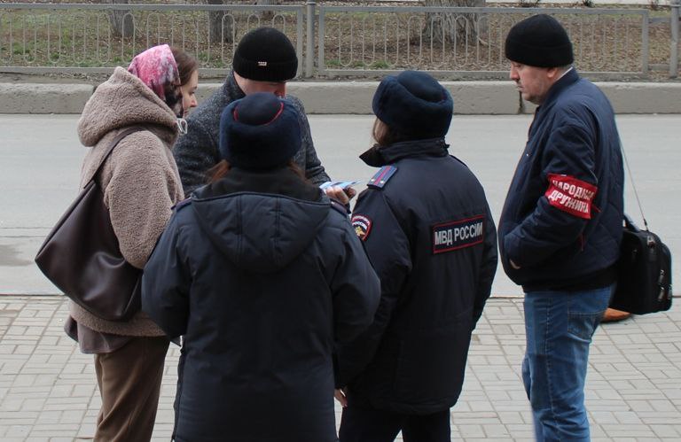 #ВБезопасности!. Полицейские и дружинники рассказали жителям Саратова, как защититься от мошенников #ВБезопасности!. Полицейские и дружинники рассказали жителям Саратова, как защититься от мошенников