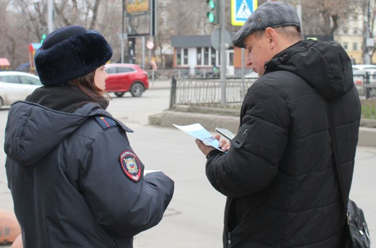 #ВБезопасности!. Полицейские и дружинники рассказали жителям Саратова, как защититься от мошенников #ВБезопасности!. Полицейские и дружинники рассказали жителям Саратова, как защититься от мошенников