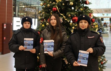 #ВБезопасности!. Полицейские и дружинники рассказали жителям Саратова, как защититься от мошенников