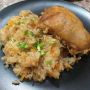 Квашеная капуста с рисом и куриными бёдрами: простота и вкус в одной сковороде