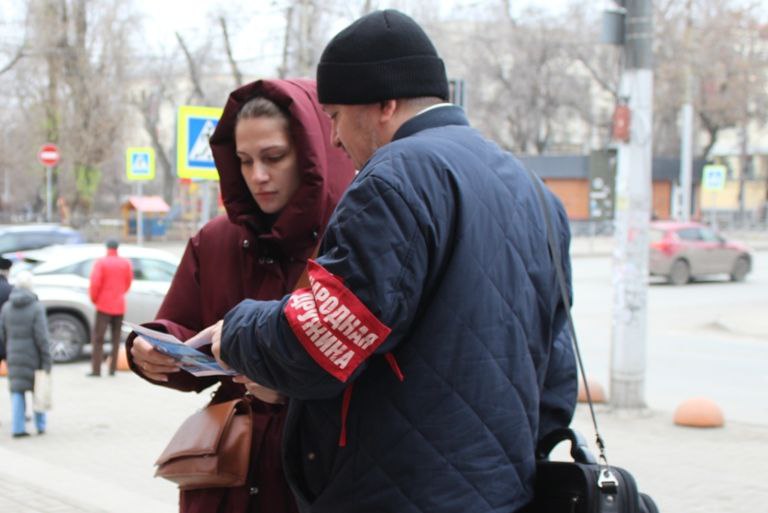 #ВБезопасности!. Полицейские и дружинники рассказали жителям Саратова, как защититься от мошенников #ВБезопасности!. Полицейские и дружинники рассказали жителям Саратова, как защититься от мошенников