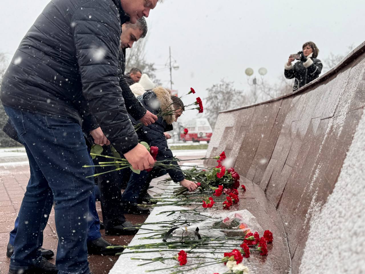 Глава Энгельсского района Максим Леонов вместе с представителями депутатского корпуса и активными молодежными организациями почтил память наших земляков, возложив цветы к подножию стелы «Героям фронта и тыла» Глава Энгельсского района Максим Леонов вместе с представителями депутатского корпуса и активными молодежными организациями почтил память наших земляков, возложив цветы к подножию стелы «Героям фронта и тыла»
