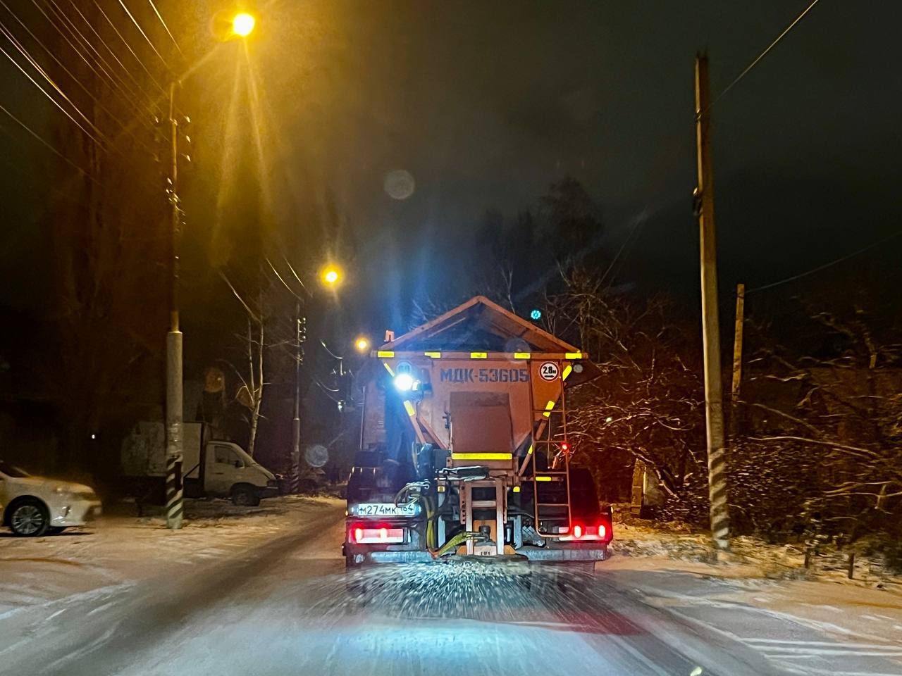 Работы по зимнему содержанию дорог ведутся в круглосуточном режиме Работы по зимнему содержанию дорог ведутся в круглосуточном режиме