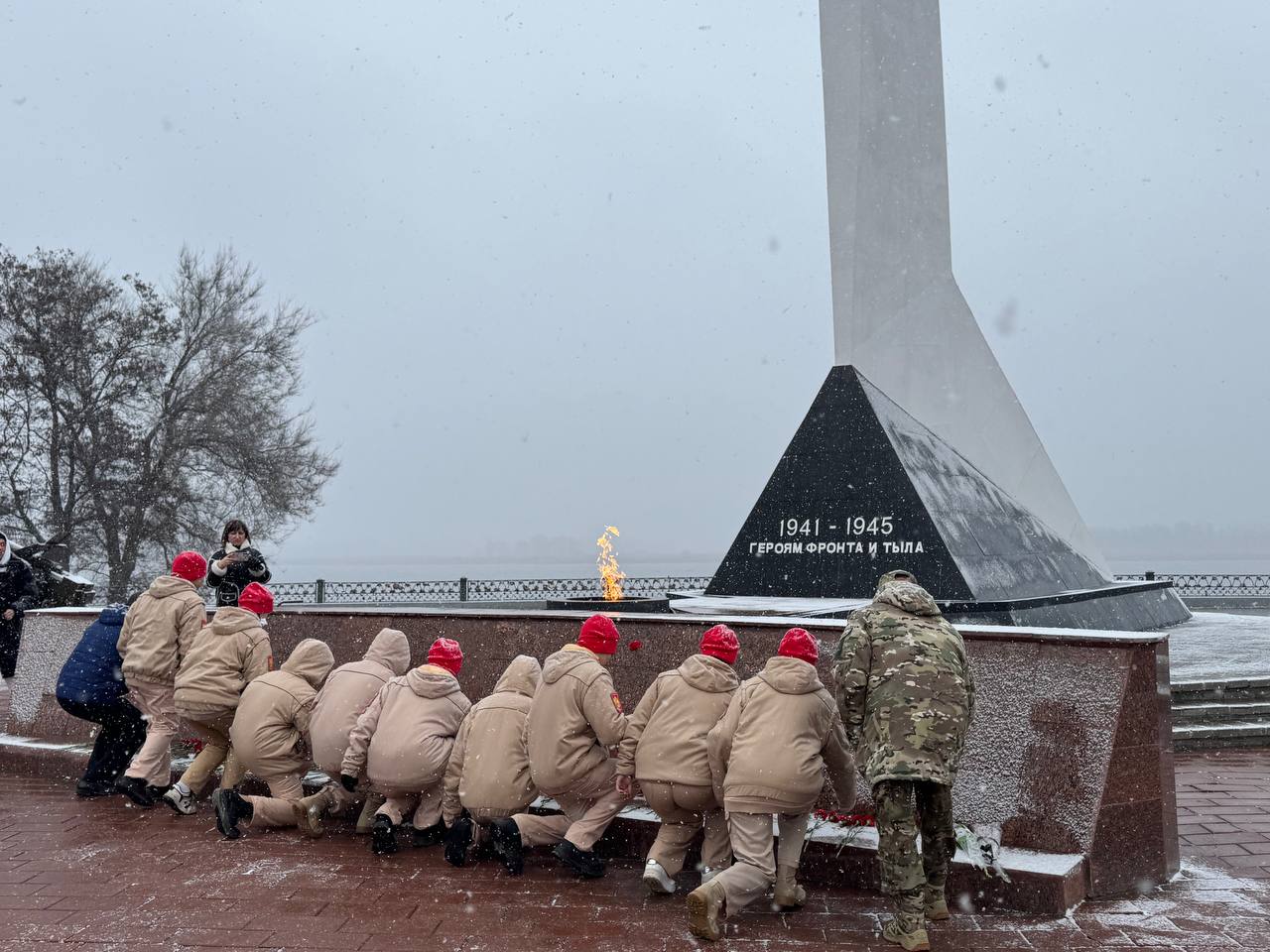 Глава Энгельсского района Максим Леонов вместе с представителями депутатского корпуса и активными молодежными организациями почтил память наших земляков, возложив цветы к подножию стелы «Героям фронта и тыла» Глава Энгельсского района Максим Леонов вместе с представителями депутатского корпуса и активными молодежными организациями почтил память наших земляков, возложив цветы к подножию стелы «Героям фронта и тыла»
