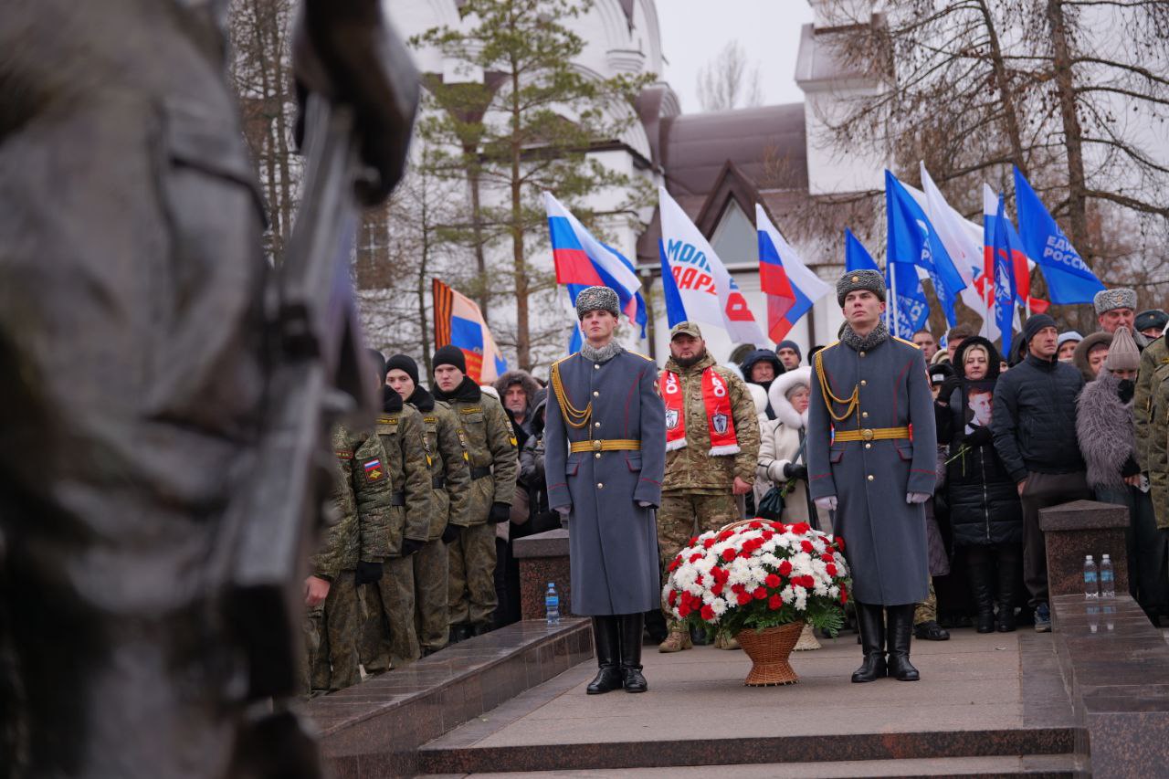 В День Героев Отечества, 9 декабря, в Парке Победы прошло памятное мероприятие, участие в котором вместе с близкими военнослужащих и ветеранами боевых действий принял губернатор Роман Бусаргин В День Героев Отечества, 9 декабря, в Парке Победы прошло памятное мероприятие, участие в котором вместе с близкими военнослужащих и ветеранами боевых действий принял губернатор Роман Бусаргин