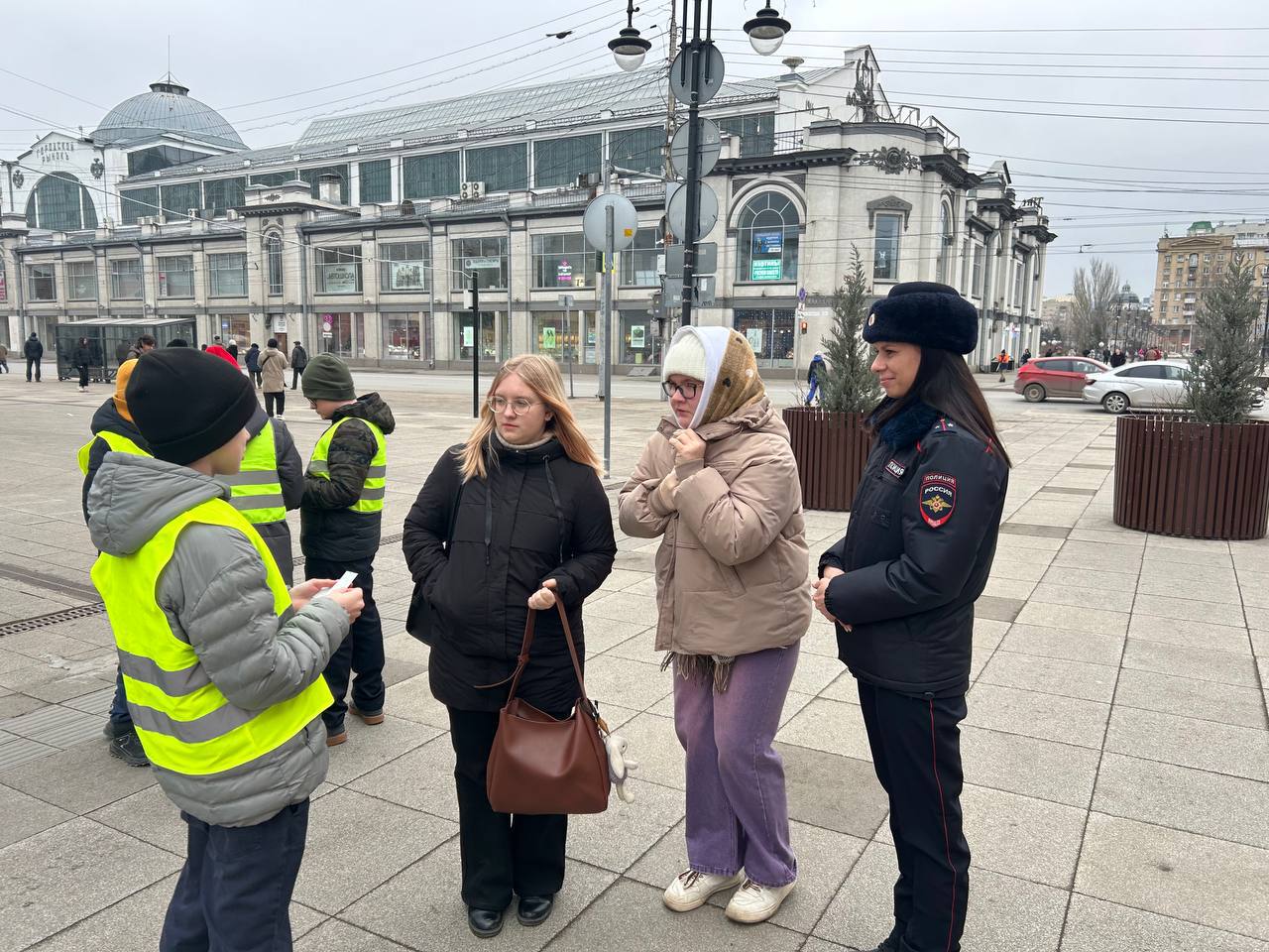 В Саратове госавтоинспекторы и ребята из отряда ЮИД провели акцию «Стань заметнее» В Саратове госавтоинспекторы и ребята из отряда ЮИД провели акцию «Стань заметнее»
