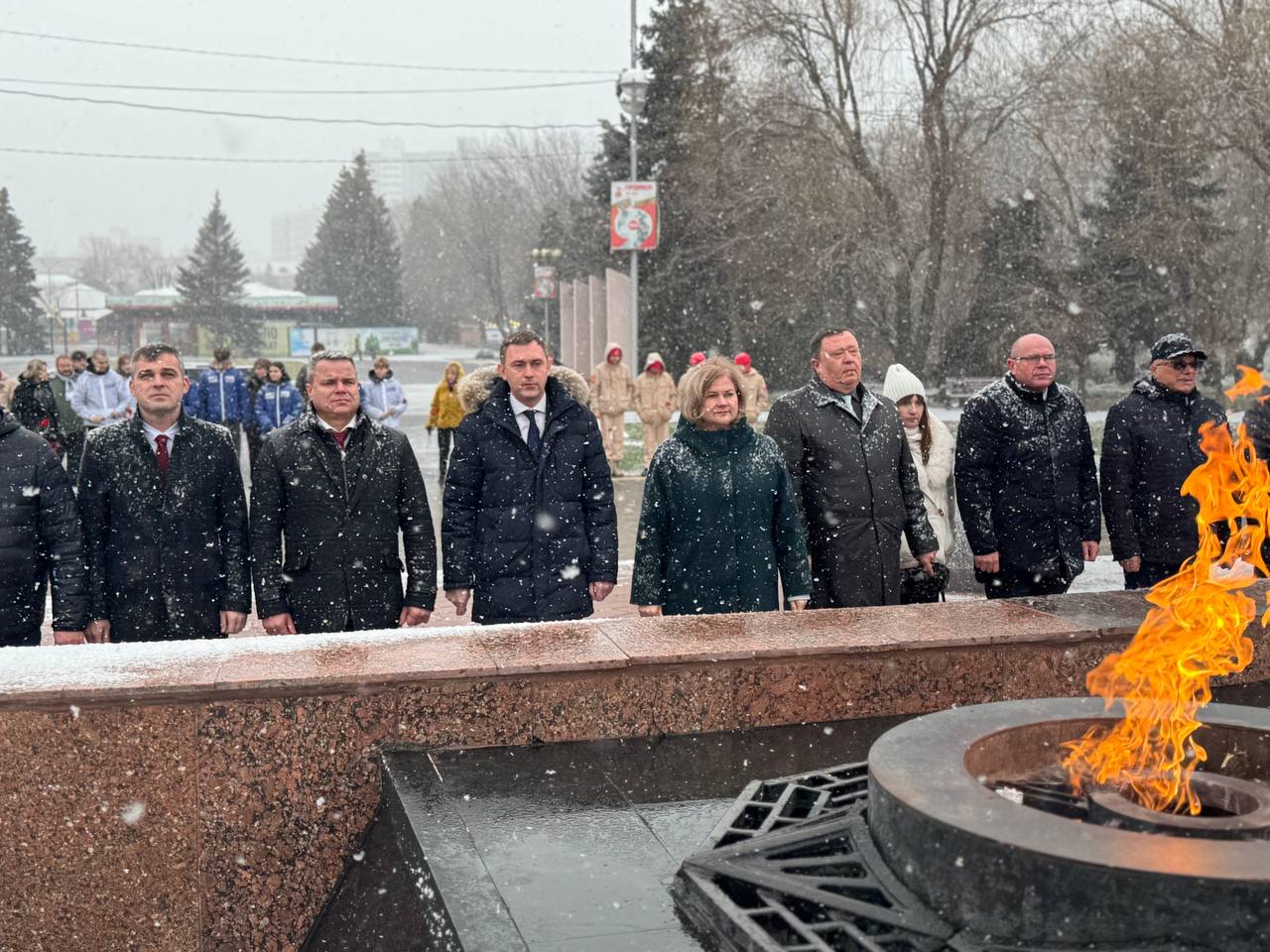 Глава Энгельсского района Максим Леонов вместе с представителями депутатского корпуса и активными молодежными организациями почтил память наших земляков, возложив цветы к подножию стелы «Героям фронта и тыла» Глава Энгельсского района Максим Леонов вместе с представителями депутатского корпуса и активными молодежными организациями почтил память наших земляков, возложив цветы к подножию стелы «Героям фронта и тыла»