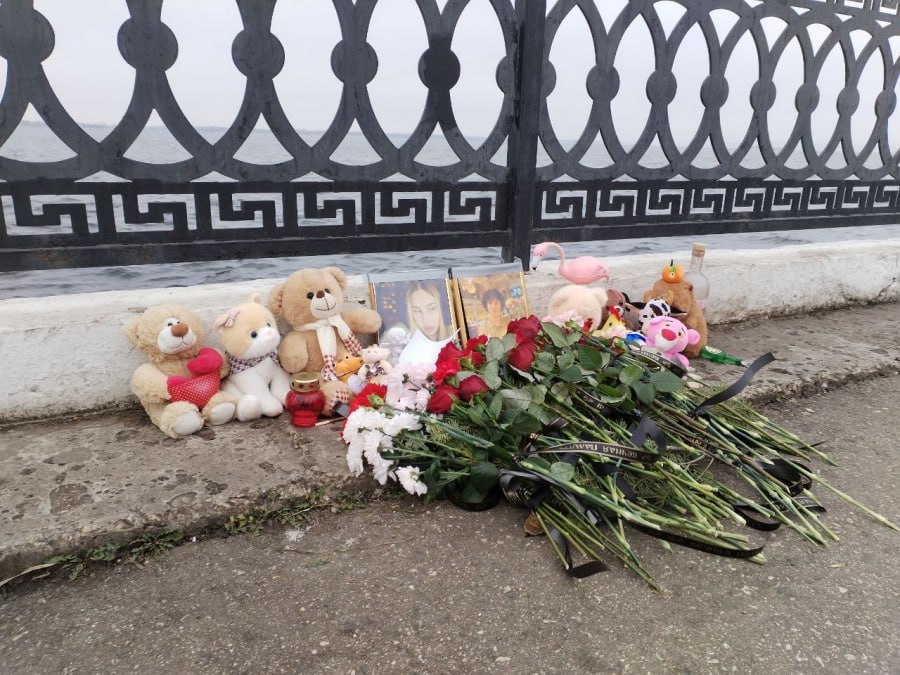 Саратовцы несут цветы и игрушки к месту гибели парня и девушки на набережной