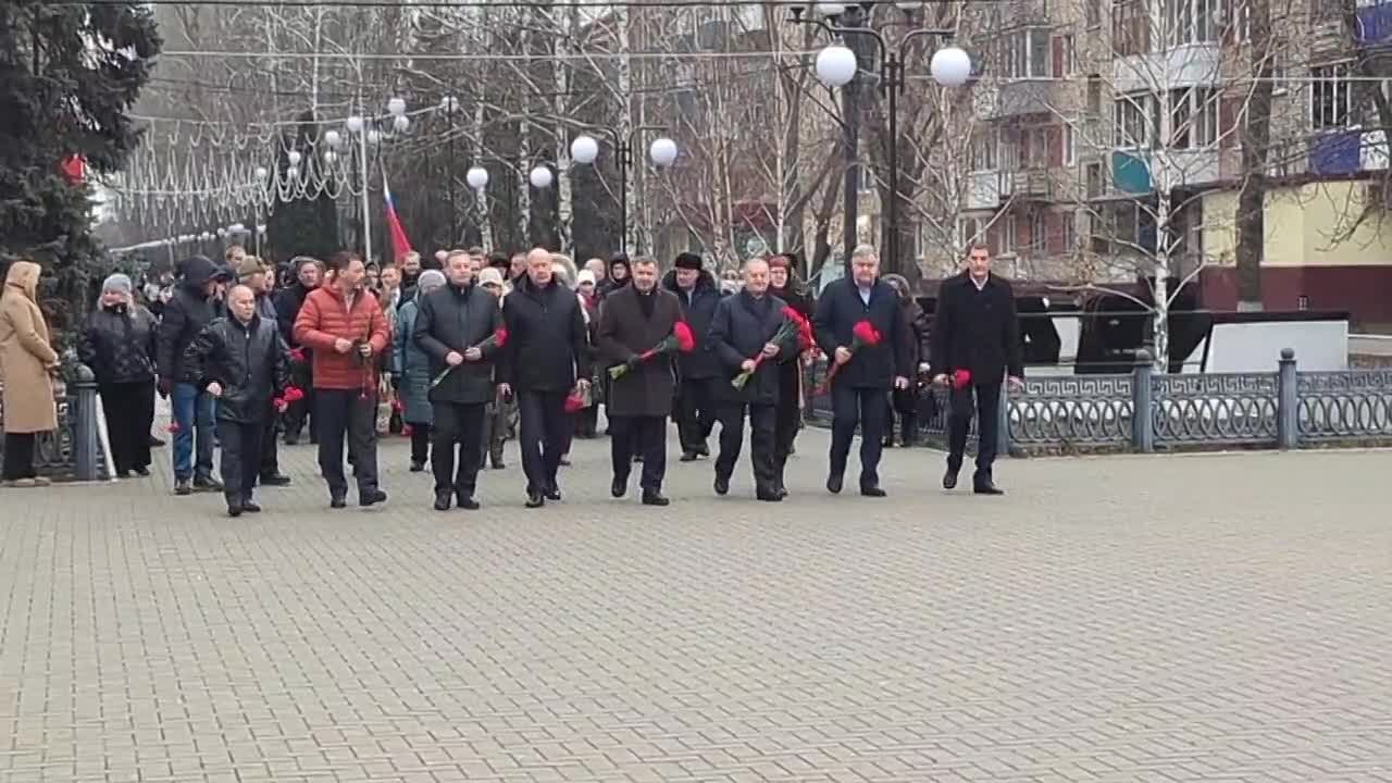 В День Героев Отечества возложили цветы к Обелиску памяти балаковцев, погибших в Великой Отечественной войне