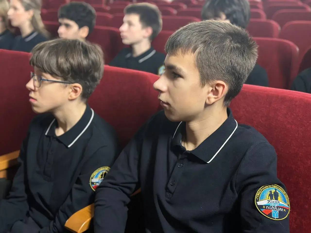 Герои среди нас: школьники познакомились с работой региональной полиции Герои среди нас: школьники познакомились с работой региональной полиции