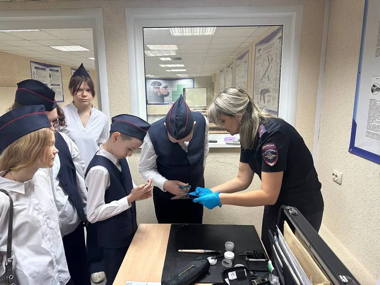 Герои среди нас: школьники познакомились с работой региональной полиции Герои среди нас: школьники познакомились с работой региональной полиции