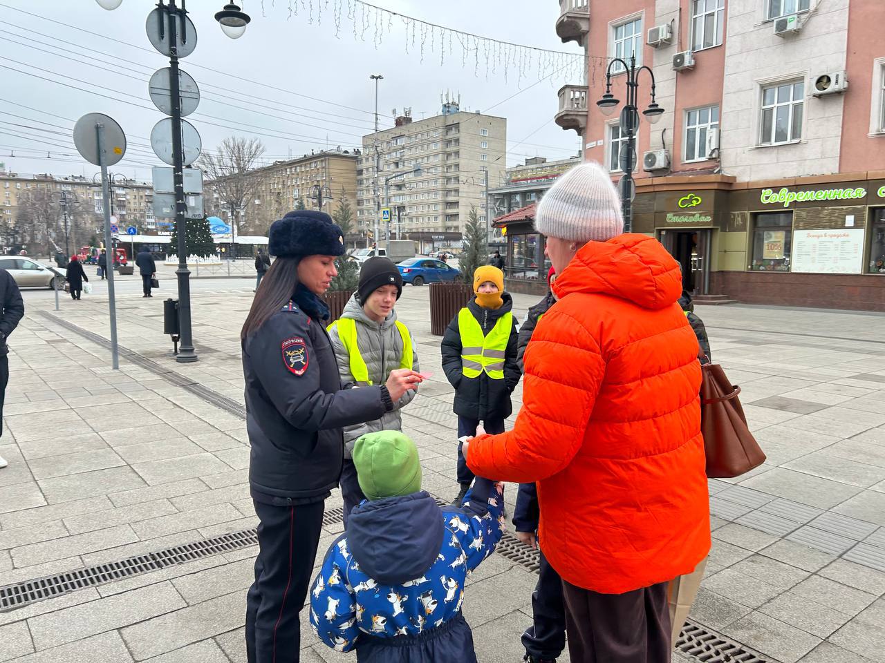 В Саратове госавтоинспекторы и ребята из отряда ЮИД провели акцию «Стань заметнее» В Саратове госавтоинспекторы и ребята из отряда ЮИД провели акцию «Стань заметнее»