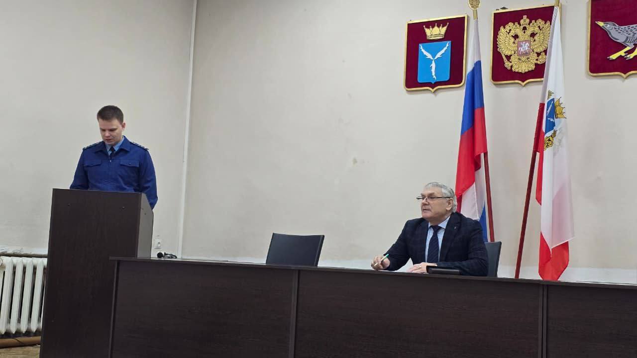 Заместитель прокурора Дергачевского района Денис Сорокин в Международный день борьбы с коррупцией провёл встречу с работниками администрации и руководителями муниципальных учреждений района